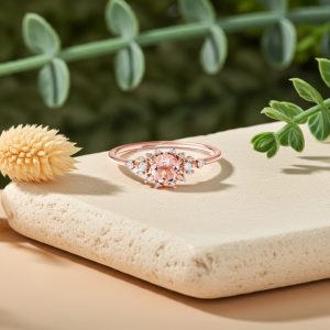 yuvarlak kesim morganit merkez tasli ve pirlanta detayli vintage yuzuk dekorlu zemin uzerinde