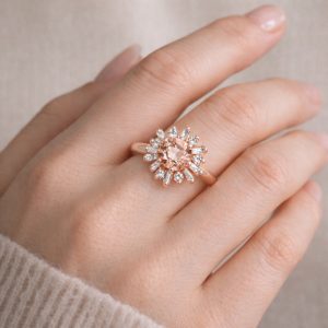 yuvarlak morganit tasli vintage starburst yuzuk parmakta durusu