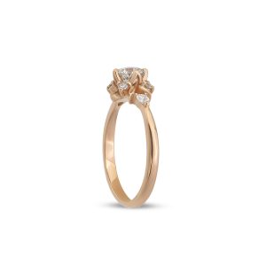 yuvarlak pirlanta tasli damla detayli floral vintage yuzuk yandan gorunumu