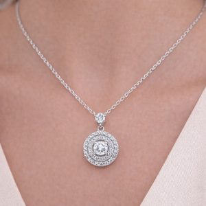 yuvarlak halo tektaş pırlanta kolyenin boyunda zarif duruşu