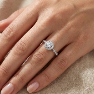 yuvarlak pirlanta tasli vintage halo yuzuk parmakta durusu