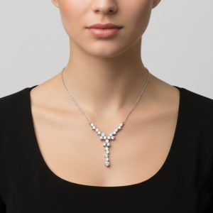 lineer y form yuvarlak tasli pirlanta kolyenin boyunda durusu