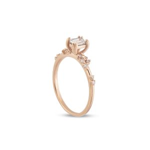 zumrut kesim pirlanta tasli cicek kumeli rose altin yuzuk yandan gorunumu