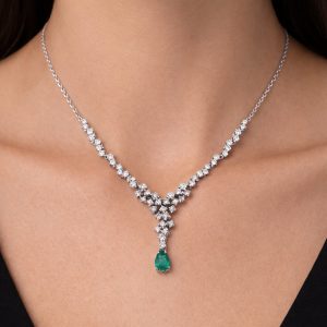 zümrüt tasli pirlanta kolyenin boyunda durusu