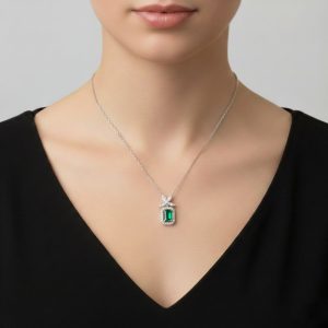 zumrut tasli pirlanta kolyenin boyunda durusu