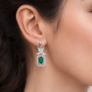 zümrüt kesim yesil tasli sallantili pirlanta kupe model uzerinde durusu