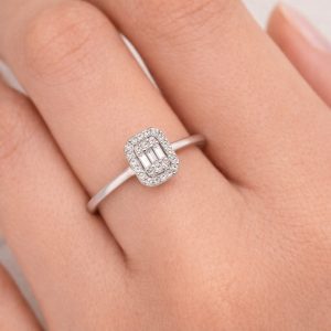 0.20 karat baget pırlanta yüzük elde görünüm sade şık model