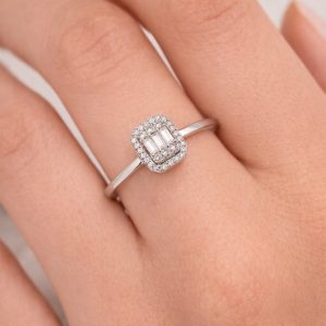 0.40 karat baget pırlanta yüzük elde görünüm zarif minimal kadın yüzük