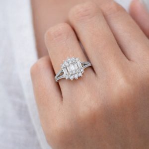 1.25 karat baget pırlanta yüzük elde görünüm şık ve zarif tasarım