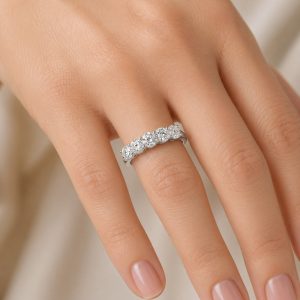 beştaş pırlanta yüzük elde doğal görünüm şık duruş