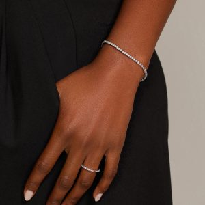 kadın bileğinde çift tırnaklı 2,50 karat pırlanta suyolu bileklik zarif görünüm