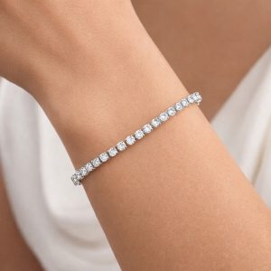 kadın bileğinde ince ve zarif duran beyaz altın 3 karat pırlanta suyolu bileklik