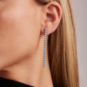 kadın kulağında 3 karat beyaz altın uzun pırlanta suyolu küpe zarif ve gösterişli duruş