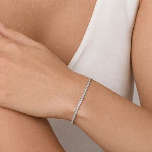 kadın bileğinde zarif şekilde duran dört tırnaklı 1,61 karat pırlanta suyolu bileklik