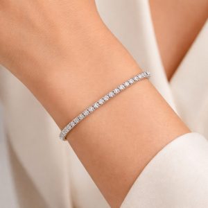 kadın bileğinde yakın planda görülen dört tırnak tasarım 2,50 karat pırlanta suyolu bileklik