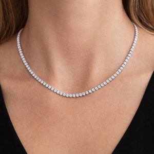 5.50 karat beyaz monturlu pirlanta suyolu gerdanligin boyunda durusu