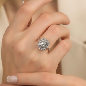 0.60 karat baget pırlanta yüzük elde duruş yoğun taşlı çiçek form