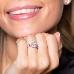 0.60 karat baget pırlanta yüzük elde duruş çift halo beyaz altın