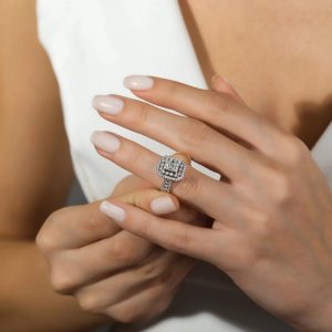 1 karat baget pırlanta yüzük elde duruş yoğun taşlı halo tasarım