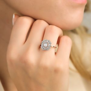 baget pırlanta yüzük elde görünüm çiçek form halo tasarım şık model