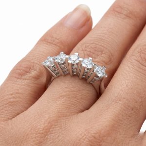 beştaş pırlanta yüzük parmakta doğal ve şık duruş