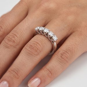 beştaş pırlanta yüzük parmakta doğal ve şık görünüm