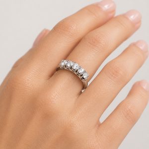 beştaş pırlanta yüzük parmakta şık ve doğal görünüm