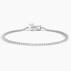 beyaz altın üzerinde yuvarlak kesim pırlantalarla tasarlanmış klasik suyolu bileklik