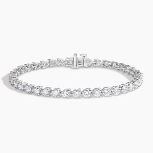 beyaz altın üzerinde büyük yuvarlak kesim pırlantalarla tasarlanmış klasik suyolu bileklik