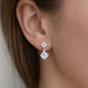 kadın kulağında 0,60 karat iki taşlı pırlanta tektaş küpe beyaz altın sallantılı model