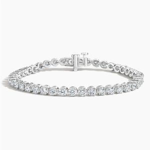 beyaz altın üzerinde yuvarlak kesim pırlantalarla tasarlanmış klasik suyolu bileklik