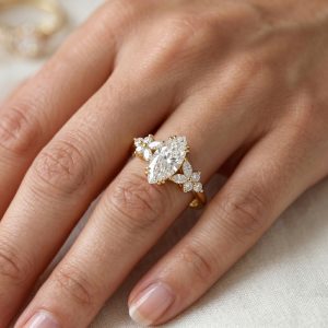 markiz kesim pırlanta yüzük parmakta zarif görünüm