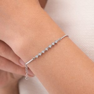 kadın bileğinde 0,30 karat ince beyaz altın pırlanta bileklik zarif ve minimal görünüm