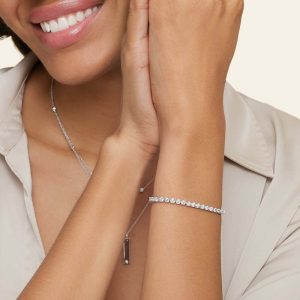 kadın bileğinde parlak ve belirgin duran beyaz altın pırlanta suyolu bileklik