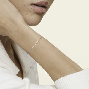 kadın bileğinde ince ve zarif duran beyaz altın pırlanta suyolu bileklik