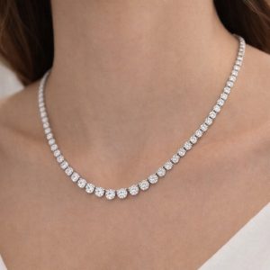 tirnakli monturlu pirlanta suzme boy gerdanligin boyunda durusu