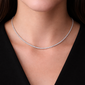 kadın boynunda zarif şekilde duran üç tırnaklı yuvarlak kesim pırlanta suyolu kolye