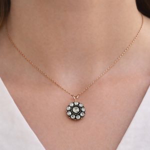 kadın boynunda vintage elmas çiçek kolye pembe altın zincirli siyah detaylı model