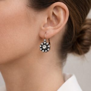 kadın kulağında vintage elmas çiçek küpe rose altın askılı siyah detaylı model