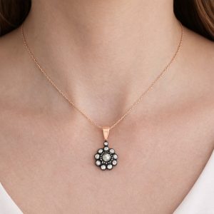 kadın boynunda pembe altın vintage elmas kolye siyah detaylı gül motifli model