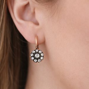 kadın kulağında vintage elmas gül küpe rose altın halka formda siyah detaylı model