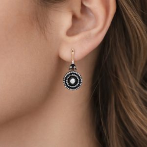 kadın kulağında vintage elmas küpe rose altın askılı siyah detaylı daire form model