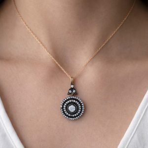 kadın boynunda pembe altın vintage elmas kolye siyah detaylı dairesel rozet model