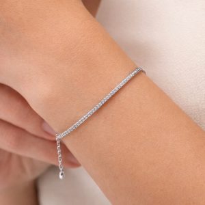 kadın bileğinde 0,70 karat beyaz altın yarım suyolu pırlanta bileklik zarif görünüm