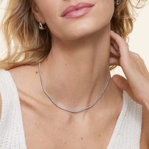 kadın boynunda zarif ve ince duran yarım suyolu zincirli pırlanta kolye