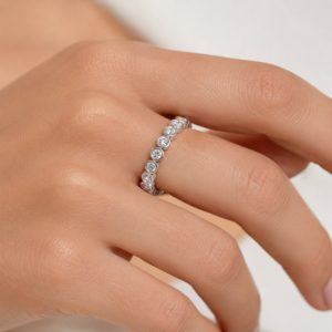 model parmağında kullanılan 0.80 karat bezel montürlü beyaz altın tamtur pırlanta yüzük