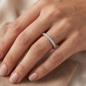 model parmağında kullanılan 0.80 karat beyaz altın tamtur pırlanta yüzük