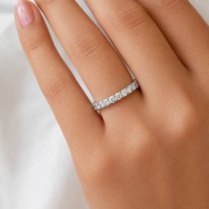 parmak üzerinde kullanılan 1.60 karat beyaz altın tamtur pırlanta yüzük