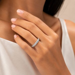 model parmağında kullanılan 1.70 karat çift sıra beyaz altın tamtur pırlanta yüzük