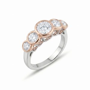 2.50 karat bezel beştaş pırlanta yüzük, rose altın çerçeveli taşları ve beyaz altın halka tasarımıyla detaylı ürün görünümü
